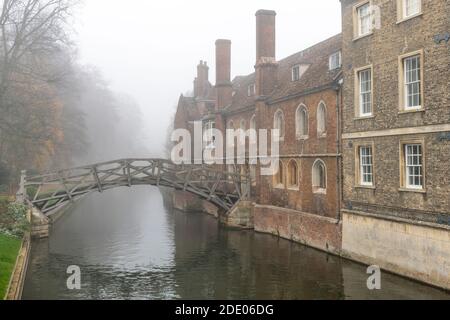 Cambridge, Großbritannien. November 2020. Dichter Nebel auf der Cam bis spät in den Morgen an der Mathematical Bridge, Queen's College, University of Cambridge. Alan Copson/Alamy Live News Stockfoto