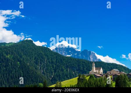 Alte Kirche der Heiligen Lucy in Colle Santa Lucia, mit einem atemberaubenden Blick über den Civetta Berg, Dolomiten (IT) Stockfoto