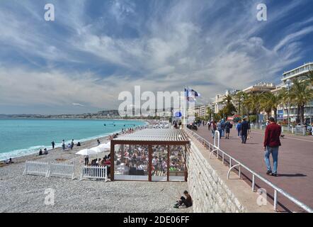 NIZZA, FRANKREICH - 28. APRIL 2019: Der Strand und die Promenade des Anglais am Mittelmeer in Nizza in der Provence. Französische Riviera. Stockfoto