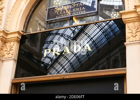 MAILAND, ITALIEN - 21. OKTOBER 2018 : Prada Geschäft in der Galleria Vittorio Emanuele II in Mailand. Prada ist ein italienisches Luxus-Modehaus, spezialisiert auf Fash Stockfoto