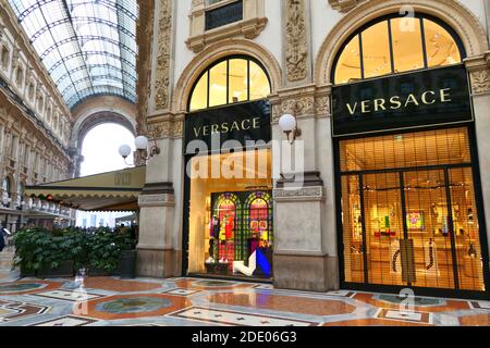 MAILAND, ITALIEN - 21. OKTOBER 2018 : Versace Geschäft in der Galleria Vittorio Emanuele II in Mailand. Versace ist ein italienisches Luxusmodeunternehmen. Stockfoto
