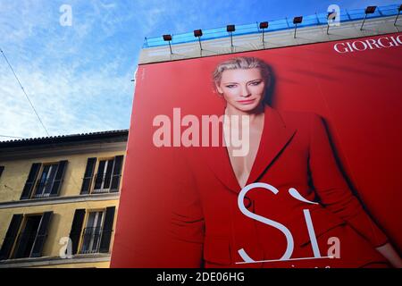 Riesige Werbung Plakatwand für Giorgio Armani Modemarke Stockfoto