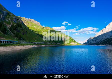 Lago Fedaia (Fedaia See), Val di Fassa, Trentino Alto Adige, einem künstlichen See und ein Damm in der Nähe von Canazei Stadt, am Fuße der Marmolada Massiv entfernt. Stockfoto