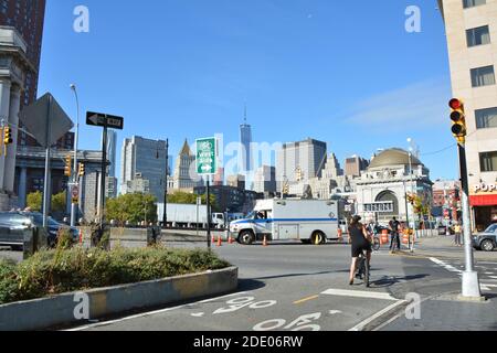 New York, USA - 14. Oktober 2014: Canal Street in Lower East Side in Manhattan, New York City. Stadtleben am Morgen. Stockfoto