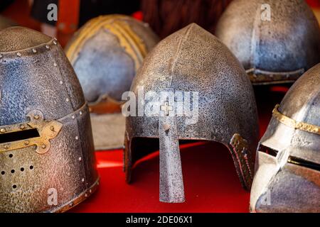 Russland. Vyborg. 08.20.2020 Dekorative Ritter Helme liegen auf der Theke Stockfoto