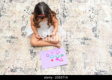 Kleine Mädchen Machen Weihnachten Oder Geburtstag Karte Mit Liebe Herz-Form. Erstellen EINER Grußkarte, Care Package. Kinderkunstprojekt. DIY-Konzept. Stockfoto