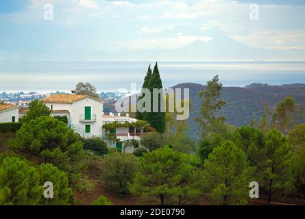 Villa auf einem Hügel im Rio Verde Tal an der Costa Del Sol mit Blick auf das Mittelmeer mit Nordafrika in der Entfernung Stockfoto