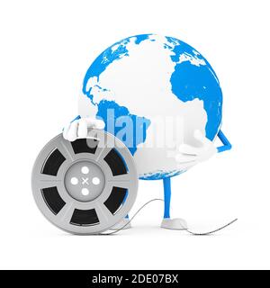 Earth Globe Character Maskottchen mit Film Reel Cinema Tape auf weißem Hintergrund. 3d-Rendering Stockfoto