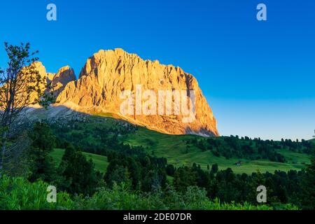 Berglandschaft beim Sonnenaufgang der malerischen Dolomiten am Sellajoch in Südtirol in Italien. Stockfoto