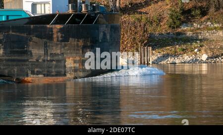Großes Frachtschiff auf dem Rhein Stockfoto