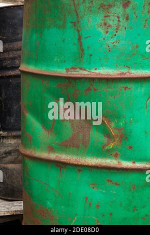 Rosted grün lackiert 55-Gallone Öltrommel. Stockfoto