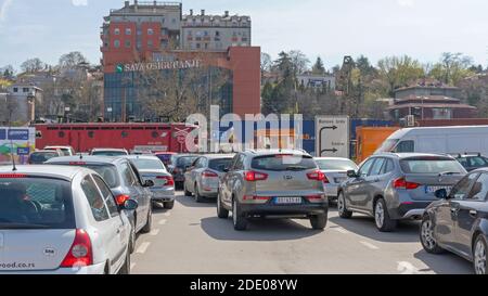 Belgrad, Serbien - 24. März 2017: Stau am Bahnübergang in der Nähe des Messegeländes in Belgrad, Serbien. Stockfoto