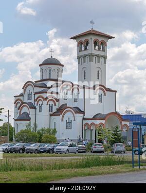 Novi Sad, Serbien - 3. Juni 2018: Neue orthodoxe Kirche der Himmelfahrt unseres Herrn mit Turm in Klisa in Novi Sad, Serbien. Stockfoto