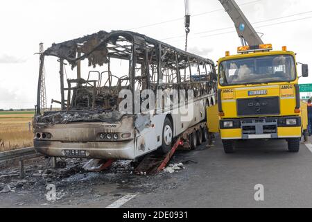 Belgrad, Serbien - Juni 03, 2018: Gebrannte Trainer Bus Unterstützung bei der Wiederherstellung an der Landstraße in der Nähe von Belgrad, Serbien. Stockfoto