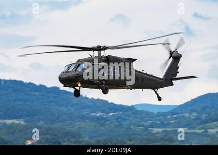 SLIAC/SLOWAKEI - August 3, 2019: Slowakische Luftwaffe Sikorsky UH-60M Black Hawk7642 Transporthubschrauber Anzeige an Siaf slowakischen International Air Fest Stockfoto