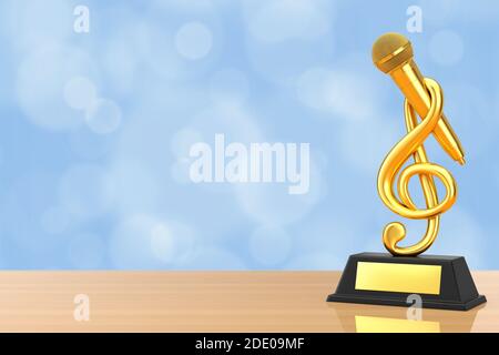 Golden Music Treble Clef mit Mikrofon Award Trophy auf einem Holztisch. 3d-Rendering Stockfoto