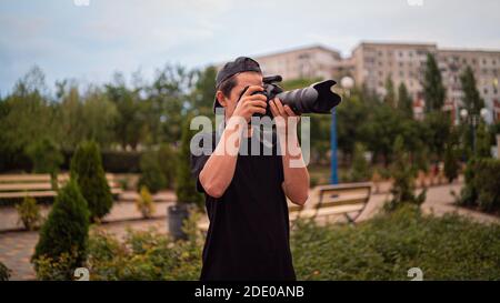 Professionelle Betreiber schießt im Stadtpark Stockfoto