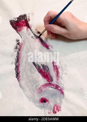 Meisterkurs für Fischzeichnen in Technik Monotype - weibliche Hand Beendet Fischdruck mit Pinsel Stockfoto