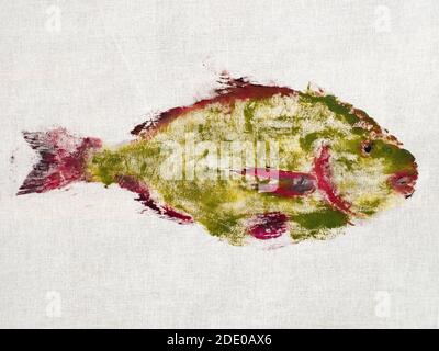 Meisterkurs für Fischzeichnen in Technik Monotype - Zweiter Druck von rot und grün gefärbten Orata-Fischen auf Calico Stoff Stockfoto