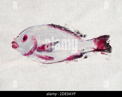 Meisterkurs für Fischzeichnen in Technik Monotype - Zweiter Druck von rotem und silberfarbenem Orata Fisch auf Calico Stoff Stockfoto