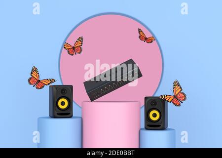 Flying Butterfly zwischen Audio Studio Acoustic Speakers, HIFI Stereo Mixer Amplifier Over Pink and Blue Pedestal Promo steht auf einem rosa und blauen Hintergrund Stockfoto