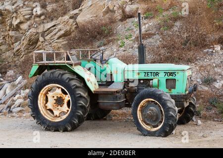 Vintage grün Zetor 7045 Traktor. Stockfoto