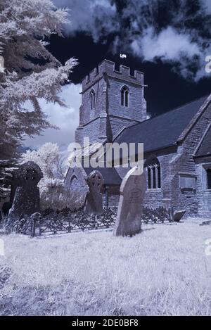 Infrarotbild des 11. Jahrhunderts, Klasse II aufgeführt, Kirche St. Andrew in aller in Somerset, England, Großbritannien, an einem Sommertag. Stockfoto