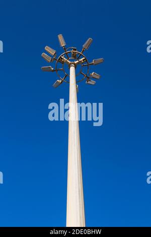 Hoher Laternenpfosten mit mehreren rechteckigen Leuchten. Stockfoto