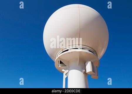 Satellitenradar-Ausrüstung an Deck des Kreuzfahrtschiffes. Stockfoto