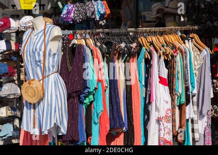 Traditionelle griechische Frauenkleidung und lässige Kleider zum Verkauf im Souvenirshop, Mykonos-Stadt, Mykonos-Insel, Griechenland Stockfoto