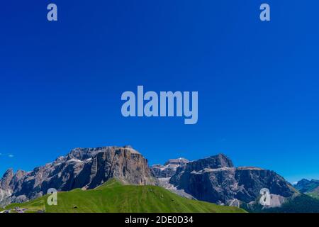 Die wunderschöne Landschaft rund um die sellagruppe mit den sellatürmen in den dolomiten aus Italien. Stockfoto