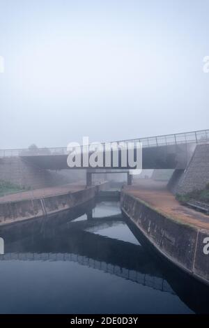 London, UK- November 2020 :die Diamond Bridge und Zimmerer Lock auf dem Fluss Lea, Queen Elizabeth Olympic Park Stockfoto