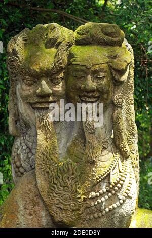 Alte Skulpturen in Ubud Monkey Forest, Mandala Suci Wenara Wana, Ubud, Bali, Indonesien Stockfoto