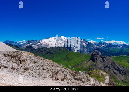 Marmolada Massiv, Dolomiti, Itay. Schöne Aussicht auf die Marmolada Gletscher und Pordoi Pass von Gruppo Sella und Piz Boe peak Stockfoto