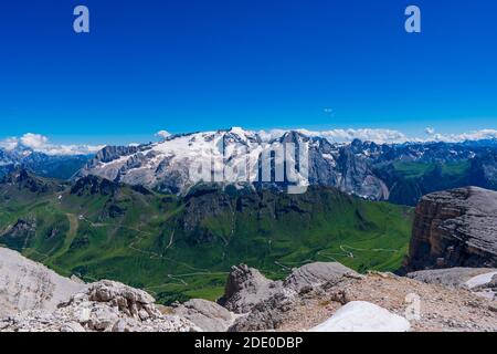 Marmolada Massiv, Dolomiti, Itay. Schöne Aussicht auf die Marmolada Gletscher und Pordoi Pass von Gruppo Sella und Piz Boe peak Stockfoto