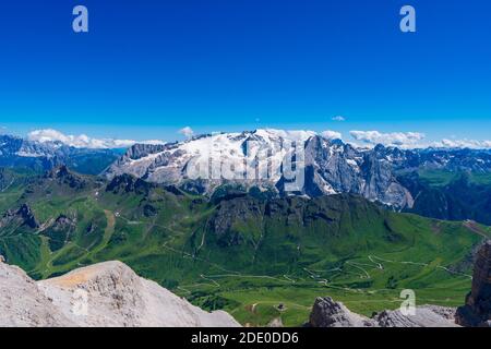 Marmolada Massiv, Dolomiti, Itay. Schöne Aussicht auf die Marmolada Gletscher und Pordoi Pass von Gruppo Sella und Piz Boe peak Stockfoto