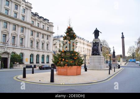 Weihnachtsbaum in Waterloo Place, Westminster, London. Stockfoto