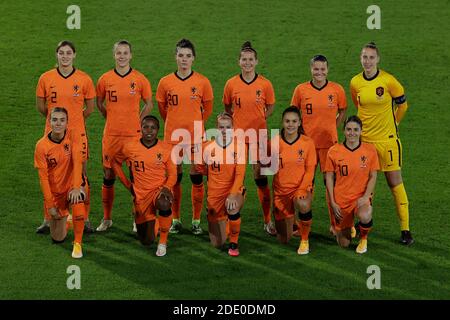 BREDA, 27-11-2020, Rat Verlegh Stadion, Freundschaftsspiel, Niederlande - USA (Frauen), Saison 2019/2020, TeamFoto von Holland Women Standing (L-R) *Aniek Nouwen* von Holland Women, *Lynn Wilms* von Holland Women, *Dominique Janssen* von Holland Women, *Merel van Dongen* von Holland Women, *Sherida Spitse* von Holland Women, *Sari van Veenendaal* von Holland Frauen unten *Jill Roord* von Holland Frauen, *Lineth Beerensteyn* von Holland Frauen, *Jackie Groenen* von Holland Frauen, *Lieke Martens* von Holland Frauen, *Danielle van de Donk* von Holland Frauen während des Spiels Niederlande - USA (Frauen) Stockfoto