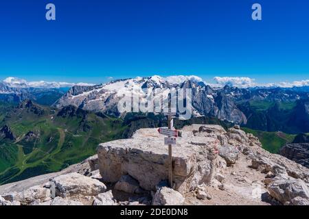 Marmolada Massiv, Dolomiti, Itay. Schöne Aussicht auf die Marmolada Gletscher und Pordoi Pass von Gruppo Sella und Piz Boe peak Stockfoto