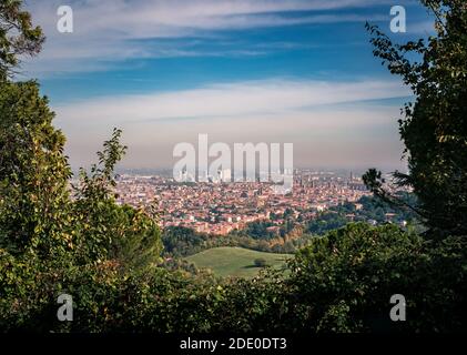 Die Stadt Bologna vom Hügel von San Luca aus gesehen. Die Wolke aus Smog, die über der Stadt hängt, ist deutlich sichtbar. Provinz Bologna, Emilia und Roma Stockfoto