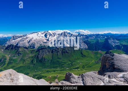 Marmolada Massiv, Dolomiti, Itay. Schöne Aussicht auf die Marmolada Gletscher und Pordoi Pass von Gruppo Sella und Piz Boe peak Stockfoto