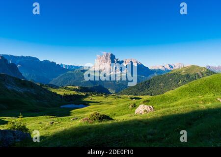 Wunderschöne alpine Landschaft. Herrliche Alpenlandschaft mit traditionellen Hütten. Atemberaubende Naturkulisse der Dolomiten Alpen. Epische Szene in den Bergen pl Stockfoto