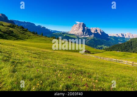 Wunderschöne alpine Landschaft. Herrliche Alpenlandschaft mit traditionellen Hütten. Atemberaubende Naturkulisse der Dolomiten Alpen. Epische Szene in den Bergen pl Stockfoto