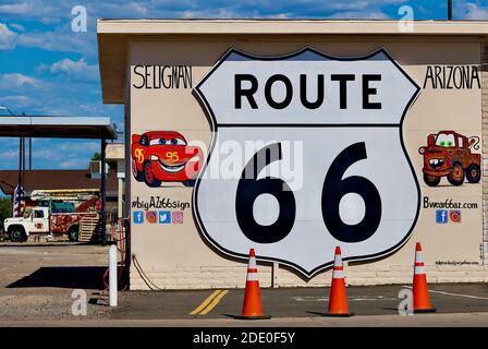 Seligman, Arizona, USA - 30. Juli 2020: Ein großes Gemälde eines "Route 66"-Schildes begrüßt Besucher in der Stadt Seligman, an der historischen Route 66 gelegen. Stockfoto