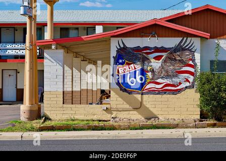 Seligman, Arizona, USA - 30. Juli 2020: Ein patriotisches Gemälde schmückt eine Motelwand mit Blick auf die historische Route 66 in der kleinen Stadt Seligman, Arizona. Stockfoto