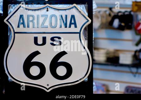 Seligman, Arizona, USA - 30. Juli 2020: Nahaufnahme eines kleinen Metallschildes 'Arizona US 66' zum Verkauf in einem Souvenirladen entlang der historischen Route 66. Stockfoto