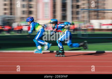 Tangshan, Chinas Provinz Hebei. November 2020. Die Schüler nehmen an einem Rollschuhlauf-Training in einer Grundschule in Tangshan, nordchinesische Provinz Hebei, am 27. November 2020 Teil. Quelle: Liu Mancang/Xinhua/Alamy Live News Stockfoto