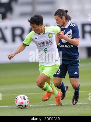 Doha, Katar. November 2020. Chi Zhongguo (L) von Beijing FC siegreich mit Marco Rojas von Melbourne Sieg bei einem Gruppenfußballspiel der AFC Champions League zwischen Beijing FC und Melbourne Sieg in Doha, Katar, 27. November 2020. Quelle: Nikku/Xinhua/Alamy Live News Stockfoto