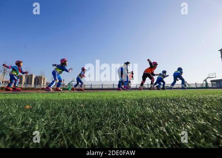 Tangshan, Chinas Provinz Hebei. November 2020. Die Schüler nehmen an einem Rollschuhlauf-Training in einer Grundschule in Tangshan, nordchinesische Provinz Hebei, am 27. November 2020 Teil. Quelle: Liu Mancang/Xinhua/Alamy Live News Stockfoto