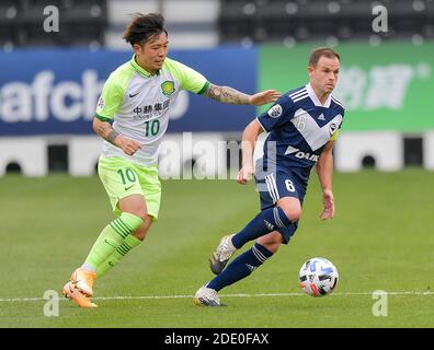 Doha, Katar. November 2020. Zhang Xizhe (L) von Beijing FC siegreich mit Leigh Broxham von Melbourne Sieg bei einem Gruppenfußballspiel der AFC Champions League zwischen Beijing FC und Melbourne Sieg in Doha, Katar, 27. November 2020. Quelle: Nikku/Xinhua/Alamy Live News Stockfoto